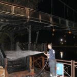 Adana’da Seyhan Nehri üzerindeki asma yaya köprüsünde trafo yangını: ahşap kameriye kül oldu, köprü hasar gördü
